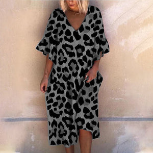 Vestido solto com decote em V e estampa de leopardo