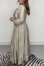 Carregar imagem no visualizador da galeria, Vestido maxi manga longa cintura franzida de seda
