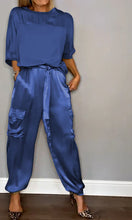 Carregar imagem no visualizador da galeria, Top feminino de cetim liso e calça com meia manga
