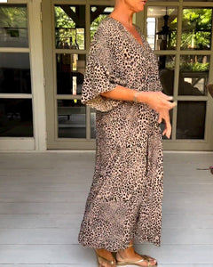 Vestido decote em V com estampa de leopardo