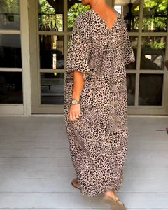 Vestido decote em V com estampa de leopardo