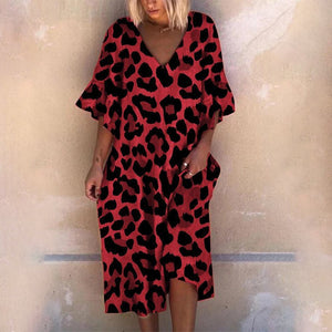 Vestido solto com decote em V e estampa de leopardo