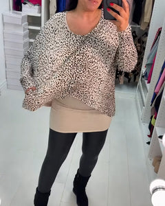 Top de manga comprida com estampa de leopardo e gola redonda