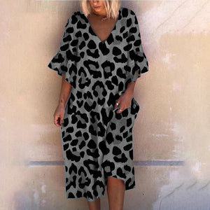 Vestido solto com decote em V e estampa de leopardo