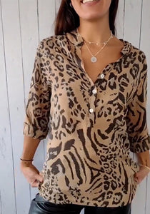 Top com estampa de leopardo com decote em V