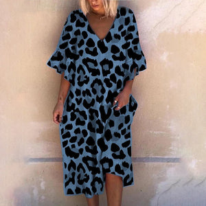 Vestido solto com decote em V e estampa de leopardo