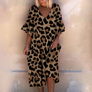 Vestido solto com decote em V e estampa de leopardo