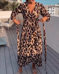Vestido decote em V com estampa de leopardo
