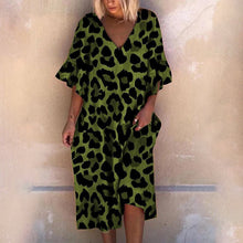 Carregar imagem no visualizador da galeria, Vestido solto com decote em V e estampa de leopardo

