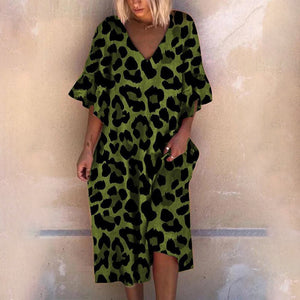 Vestido solto com decote em V e estampa de leopardo