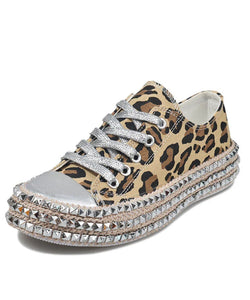 Sapatos de lona com tachas com estampa de leopardo