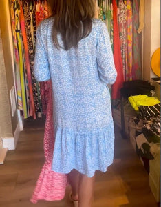 Vestido decote em V com estampa floral na lapela