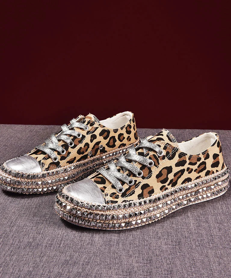 Sapatos de lona com tachas com estampa de leopardo