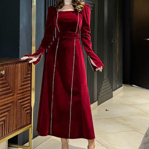 Cinto monocromático elegante com vestido de noite estilo retrô e saia longa