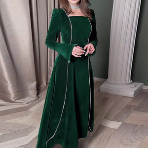 Cinto monocromático elegante com vestido de noite estilo retrô e saia longa