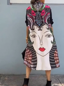 Vestido camisa com rosto graffiti e lapela contrastante