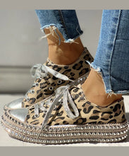 Carregar imagem no visualizador da galeria, Sapatos de lona com tachas com estampa de leopardo
