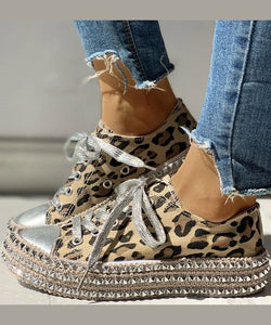 Sapatos de lona com tachas com estampa de leopardo