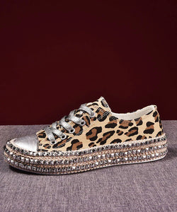 Sapatos de lona com tachas com estampa de leopardo